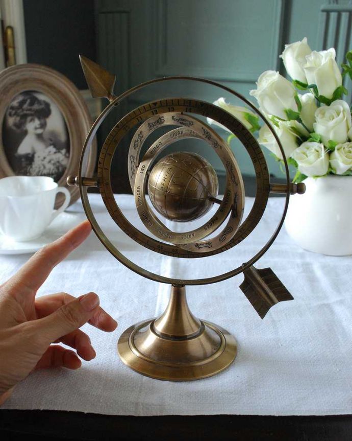 リビング雑貨 インテリア雑貨 置くだけで絵になる天球儀、真鍮製のアンティーク風オブジェ。大きさはコレくらい地球の周りの4つの輪はくるくる回すことが出来ます。(n12-327)