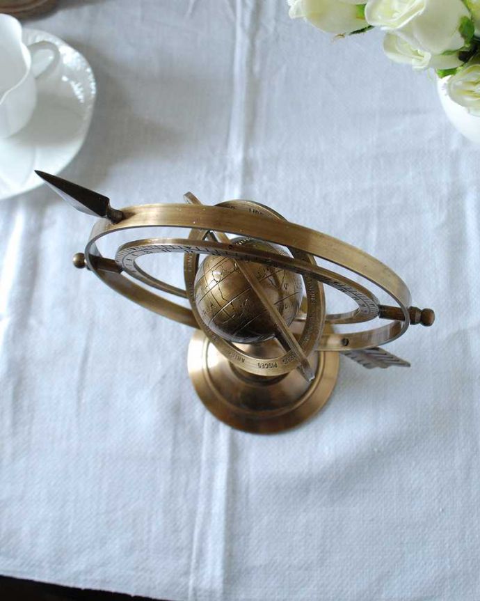 リビング雑貨 インテリア雑貨 置くだけで絵になる天球儀、真鍮製のアンティーク風オブジェ。上から見ると…グルっと360度、どこから見てもカッコいい!置くだけでお部屋がオシャレに見えてきます。(n12-327)