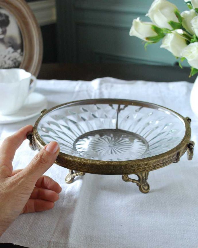 リビング雑貨　インテリア雑貨　アンティーク風に仕上げだ装飾が美しいガラス×真鍮製の脚付きガラスプレート。大きさはこれくらいですいろんな場所に置いて使える大きさ。(n12-331)
