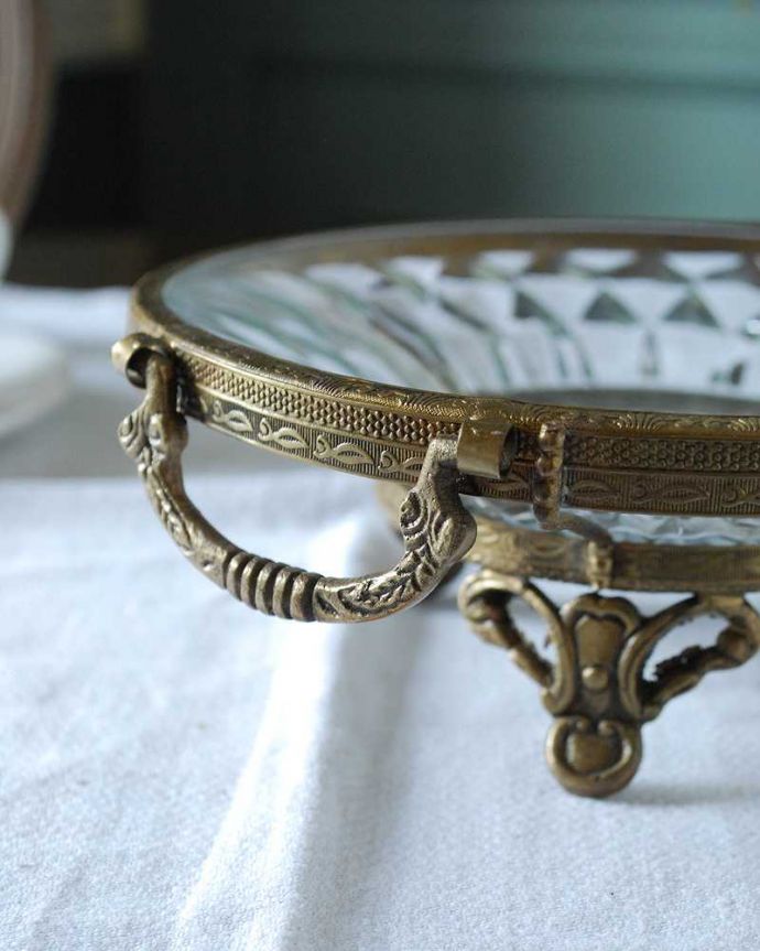 リビング雑貨　インテリア雑貨　アンティーク風に仕上げだ装飾が美しいガラス×真鍮製の脚付きガラスプレート。優雅なデザインが自慢ですまるで本物のアンティークのようにゴージャスな装飾が魅力的なガラスプレートです。(n12-331)