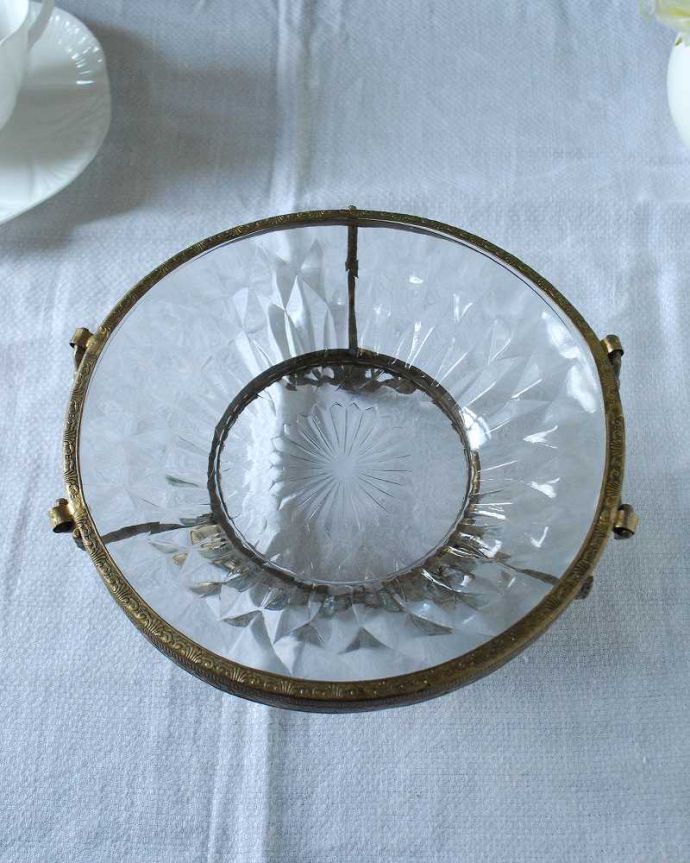 リビング雑貨　インテリア雑貨　アンティーク風に仕上げだ装飾が美しいガラス×真鍮製の脚付きガラスプレート。上から見るとこんな感じいろんなものを乗せて便利に使ってください。(n12-331)