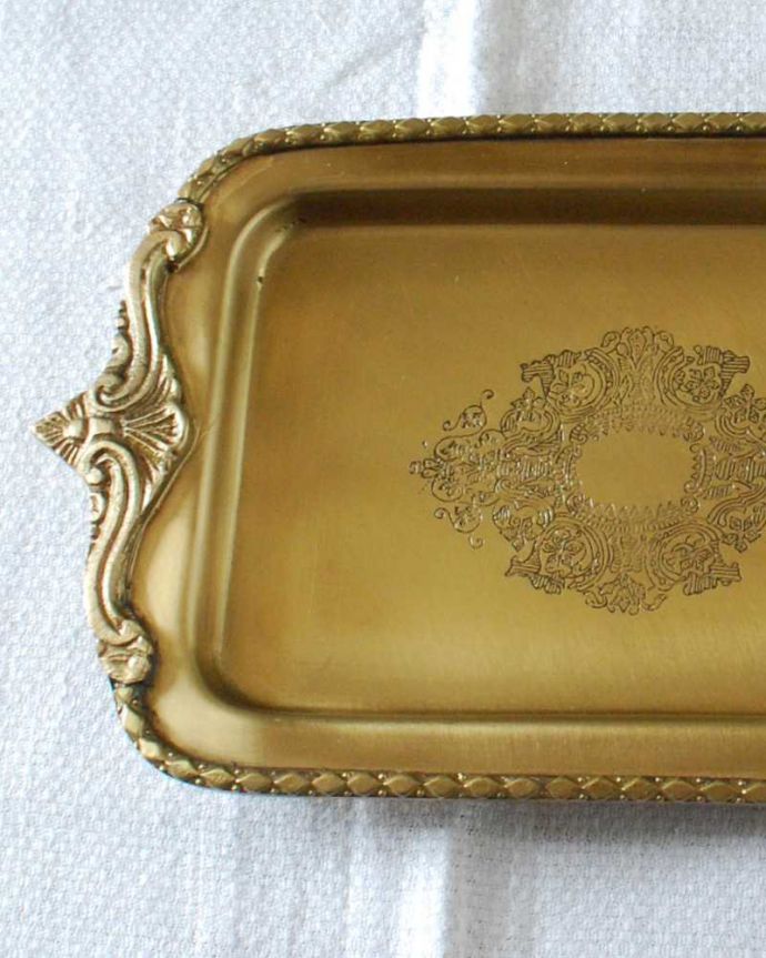 リビング雑貨　インテリア雑貨　アンティーク風に仕上げた装飾が美しい真鍮製のトレー。高級感漂うアンティーク風トレイまるで本物のアンティークのようにゴージャスな装飾が魅力的なトレイです。(n12-339)