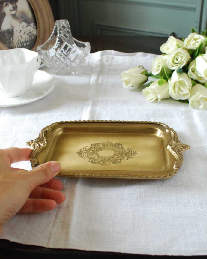 リビング雑貨　インテリア雑貨　アンティーク風に仕上げた装飾が美しい真鍮製のトレー。大きさはこのくらいですいろんなもの乗せて使える使いやすいサイズのトレイ。(n12-339)