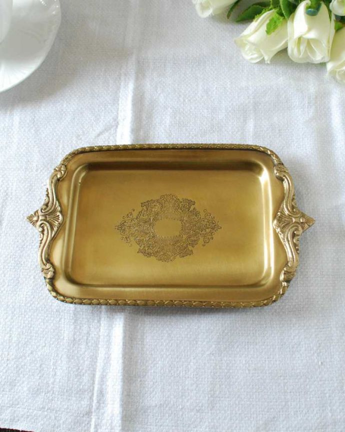 リビング雑貨　インテリア雑貨　アンティーク風に仕上げた装飾が美しい真鍮製のトレー。上から見るといろんなものを乗せて便利に使ってください。(n12-339)