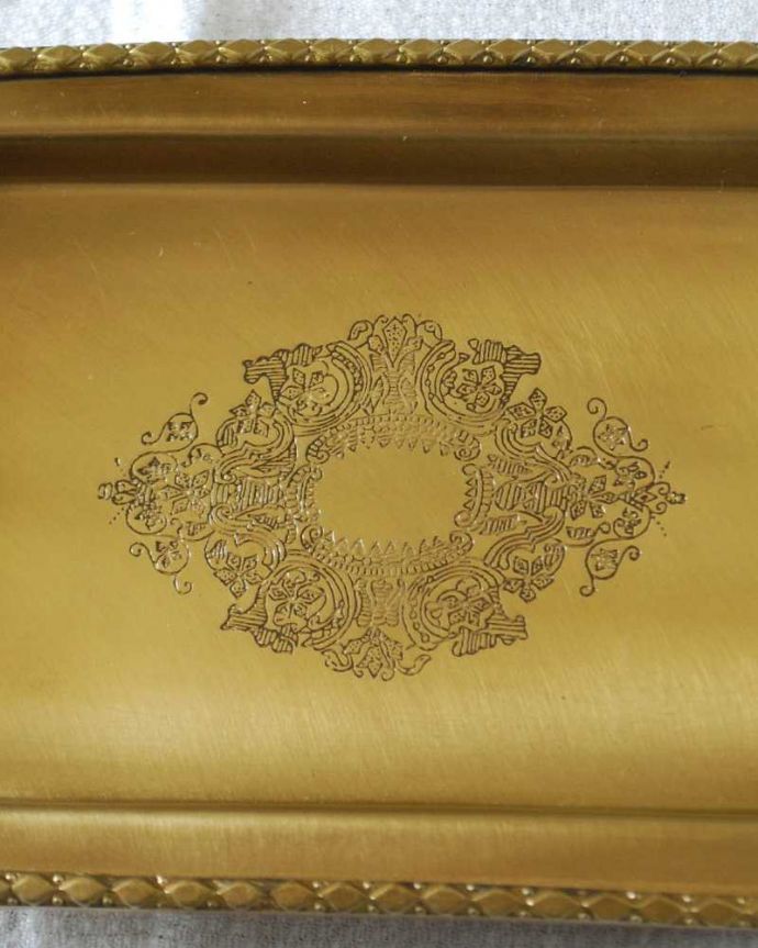 リビング雑貨　インテリア雑貨　アンティーク風に仕上げた装飾が美しい真鍮製のトレー。近づいて見ると・・・何を乗せなくても絵になるアイテムです。(n12-339)