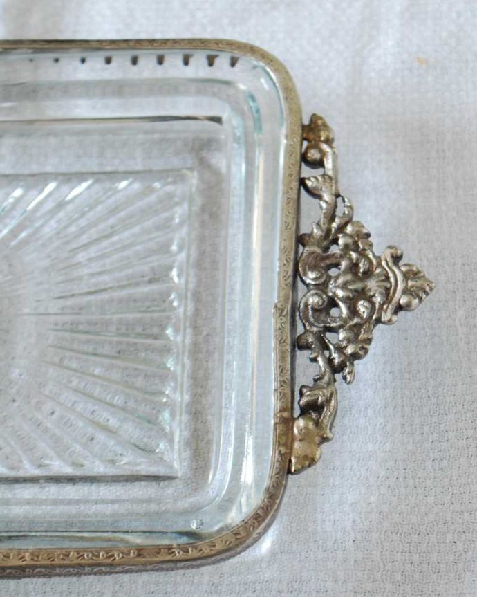 リビング雑貨　インテリア雑貨　アンティーク風に仕上げだ装飾が美しいガラス×真鍮製のトレー。優雅なデザインが自慢ですまるで本物のアンティークのようにゴージャスな装飾が魅力的なトレイです。(n12-343)