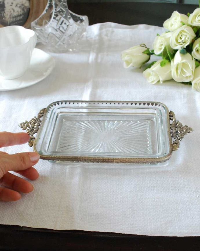 リビング雑貨　インテリア雑貨　アンティーク風に仕上げだ装飾が美しいガラス×真鍮製のトレー。大きさはこれくらいですいろんな場所に置いて使える大きさ。(n12-343)