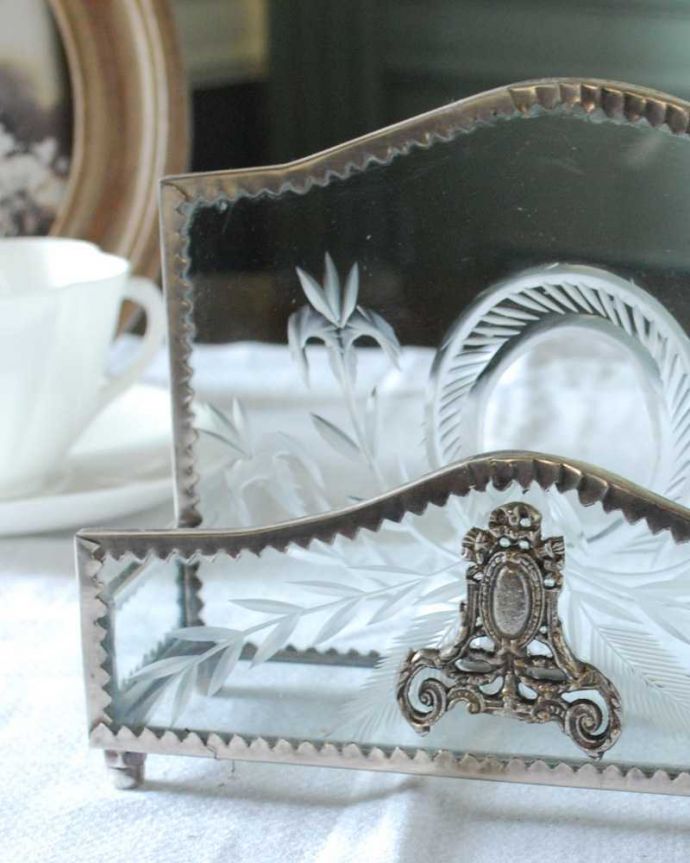 リビング雑貨　インテリア雑貨　アンティーク風に仕上げだ装飾が美しいガラス×真鍮製のレターラック。優雅なデザインが自慢ですまるでアンティークのようなオシャレなデザイン。(n12-345)