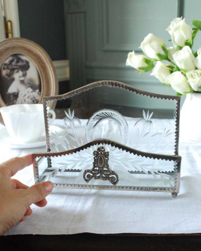 リビング雑貨　インテリア雑貨　アンティーク風に仕上げだ装飾が美しいガラス×真鍮製のレターラック。大きさはこれくらいですいろんな場所に置いて使える大きさ。(n12-345)