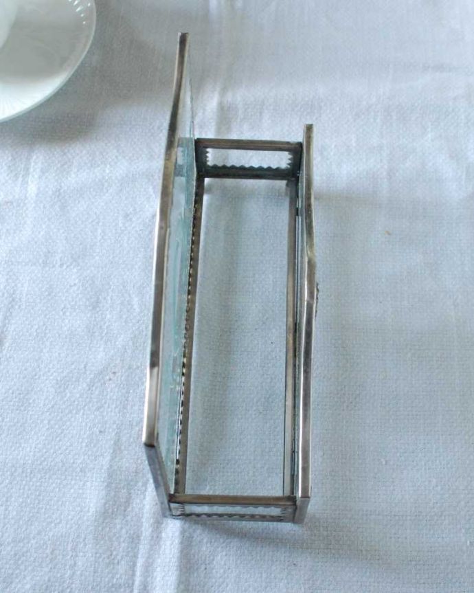 リビング雑貨　インテリア雑貨　アンティーク風に仕上げだ装飾が美しいガラス×真鍮製のレターラック。上から見るとこんな感じもちろん、どこから見られてもOK!たっぷり収納できます。(n12-345)