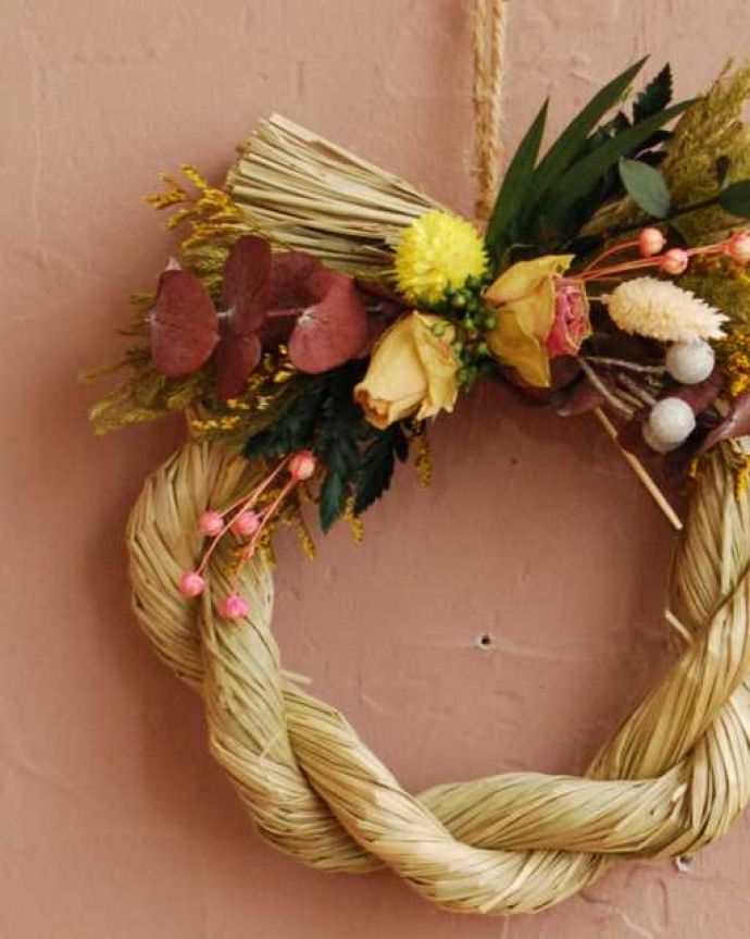 リビング雑貨　クリスマス用　クリスマスからお正月まで長く楽しめる、オシャレなしめ縄のリース（バラ）。おしゃれなしめ縄のリースクリスマスからお正月まで長く楽しめるおしゃれなリース。(n12-352)