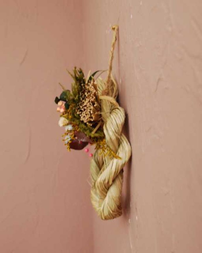 リビング雑貨　クリスマス用　クリスマスからお正月まで長く楽しめる、オシャレなしめ縄のリース（バラ）。横から見ると厚みがないので、どこに掛けてもジャマになりません。(n12-352)