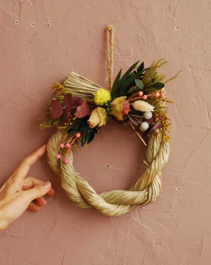 リビング雑貨　クリスマス用　クリスマスからお正月まで長く楽しめる、オシャレなしめ縄のリース（バラ）。大きさはコレくらい引っ掛けるための紐が付いているので、届いてすぐに使えます。(n12-352)