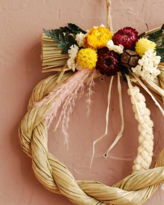 リビング雑貨　クリスマス用　クリスマスからお正月まで長く楽しめる、オシャレなしめ縄のリース（菊）。おしゃれなしめ縄のリースクリスマスからお正月まで長く楽しめるおしゃれなリース。(n12-353)