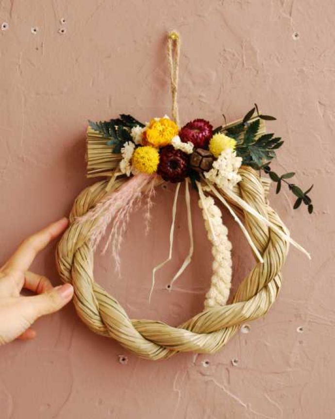 リビング雑貨　クリスマス用　クリスマスからお正月まで長く楽しめる、オシャレなしめ縄のリース（菊）。大きさはコレくらい引っ掛けるための紐が付いているので、届いてすぐに使えます。(n12-353)