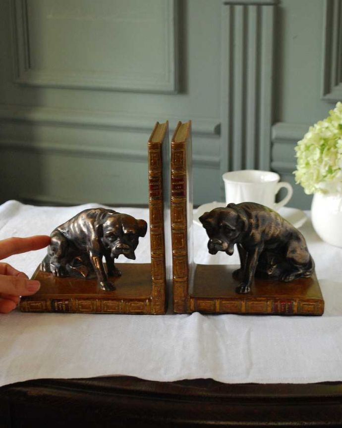 リビング雑貨　インテリア雑貨　イギリスからやって来たおしゃれな雑貨、The Original Book Works社のブックエンド（ボクサー犬）。大きさはこのくらいです重さがあるので、しっかりと本を支えてくれます。(n12-355)
