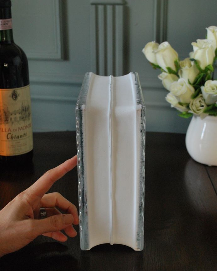 リビング雑貨　インテリア雑貨　アンティーク風のガラス雑貨、自分流に楽しめるガラスブロック（アイスキューブ）。横から見ると･･･たっぷりの厚み。(n12-362)