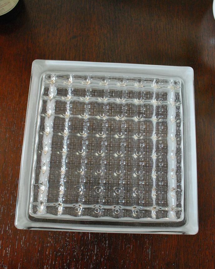 リビング雑貨　インテリア雑貨　アンティーク風のガラス雑貨、自分流に楽しめるガラスブロック（アイスキューブ）。上から見ると･･･在庫数が足りなくてもご準備出来る場合があります。(n12-362)