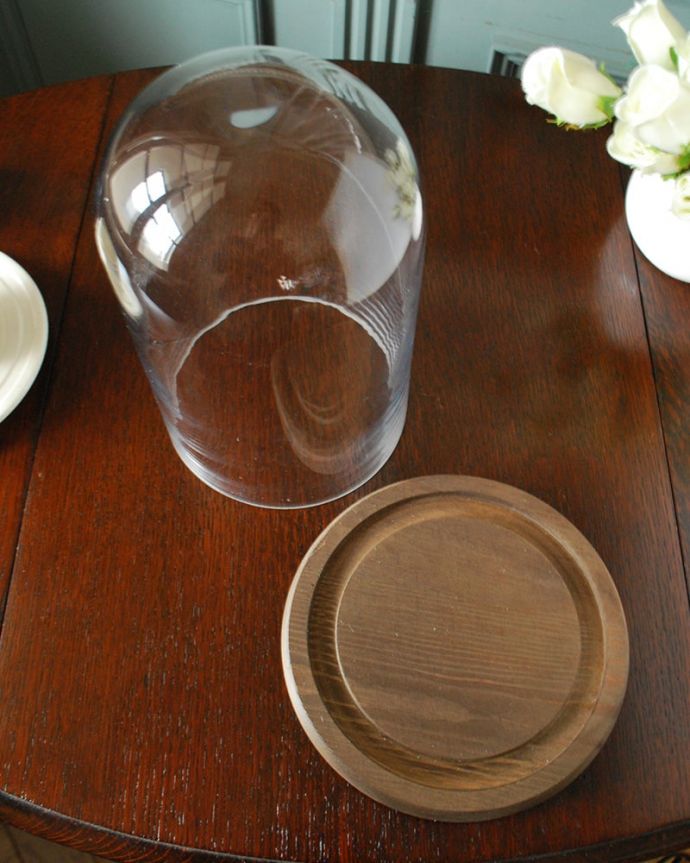 リビング雑貨 インテリア雑貨 アンティーク風のガラスドーム、ガラス×パイン材のガラスドーム(XS)。上からみると・・・丸い形のガラスドームに木製のトレイがセットされています。(n12-365)