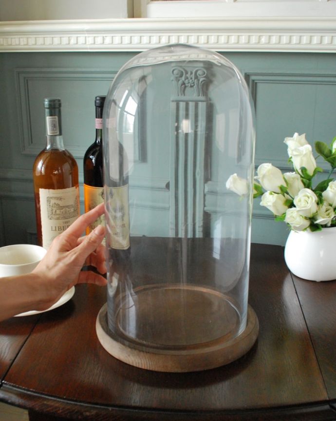 リビング雑貨 インテリア雑貨 アンティーク風のガラスドーム、ガラス×パイン材のガラスドーム( S)。大きさはこれくらい高さがあるものも中に入れてディスプレイを楽しめます。(n12-366)