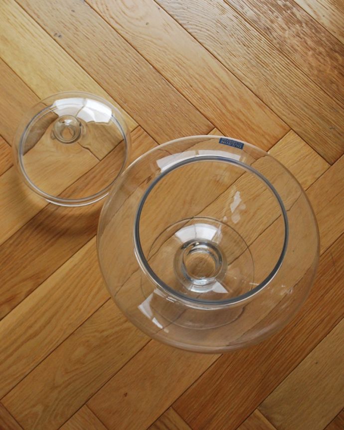 キッチン雑貨 インテリア雑貨 おしゃれなアンティーク風のガラス雑貨、フタ付きガラスジャー( スリール)。フタを開けてみると・・・上から見るとこんな感じ。(n12-368)