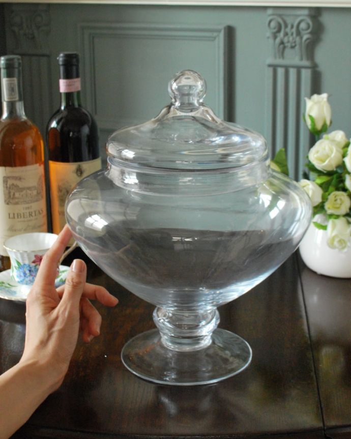 キッチン雑貨 インテリア雑貨 おしゃれなアンティーク風のガラス雑貨、フタ付きガラスジャー( スリール)。大きさはこれくらいたっぷり入るサイズのガラスジャーです。(n12-368)