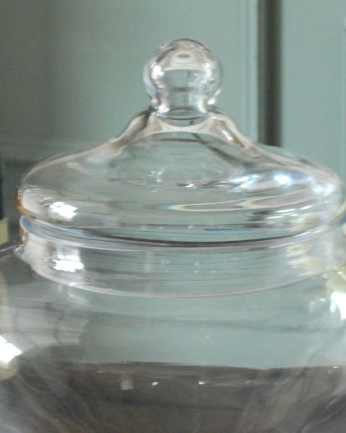 キッチン雑貨 インテリア雑貨 おしゃれなアンティーク風のガラス雑貨、フタ付きガラスジャー( スリール)。おしゃれなフォルムのガラスジャー置いておくだけで絵になるおしゃれなフォルムのフタ付きのガラスジャーです。(n12-368)