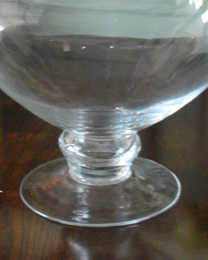 キッチン雑貨 インテリア雑貨 おしゃれなアンティーク風のガラス雑貨、フタ付きガラスジャー( スリール)。安定感のある足ドッシリと安定感のある足が付いています。(n12-368)