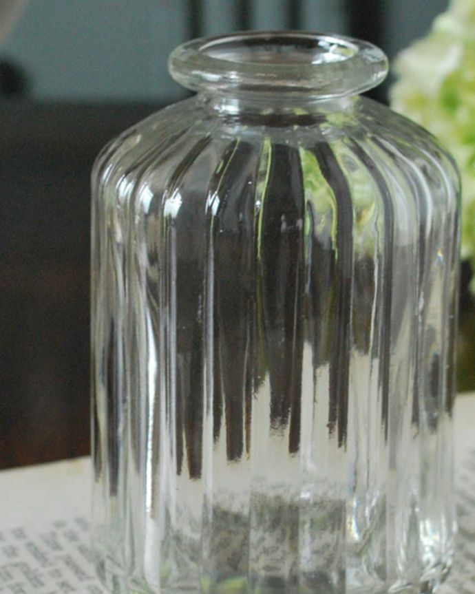 リビング雑貨 インテリア雑貨 アンティーク風のガラス雑貨、ぽってりしたフォルムが可愛いガラス瓶(クリア)。アンティーク風のガラスビンぽってりとしたフォルムが可愛い、アンティーク風のガラス瓶。(n12-369c)