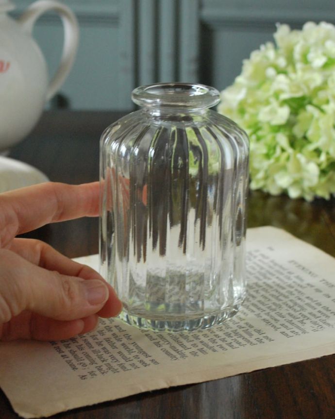 リビング雑貨 インテリア雑貨 アンティーク風のガラス雑貨、ぽってりしたフォルムが可愛いガラス瓶(クリア)。大きさはこれくらい結構、たっぷり入るサイズ。(n12-369c)