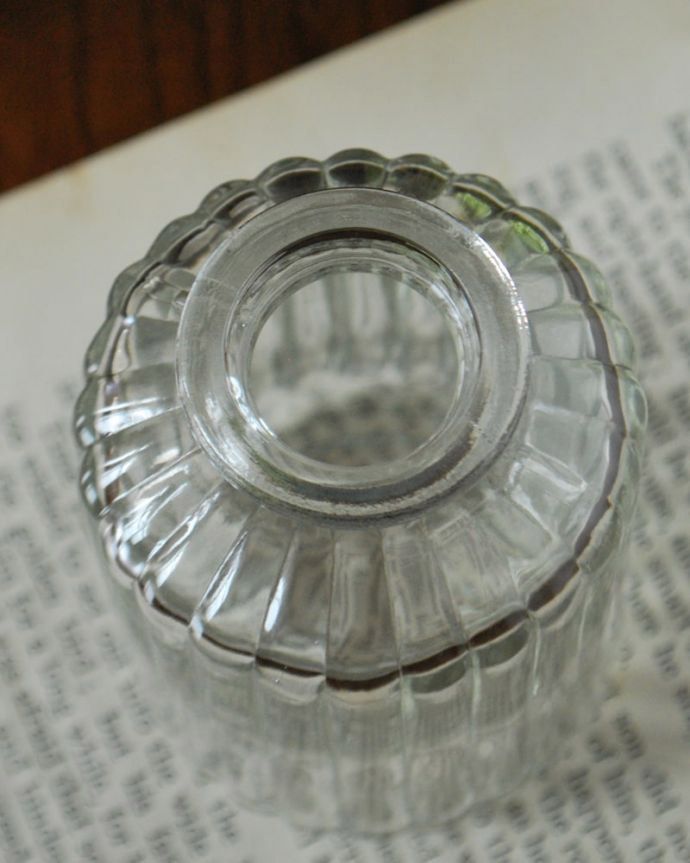 リビング雑貨 インテリア雑貨 アンティーク風のガラス雑貨、ぽってりしたフォルムが可愛いガラス瓶(クリア)。上からみると・・・丸いフォルムに縦のストライプ模様がお花のようなデザインです。(n12-369c)