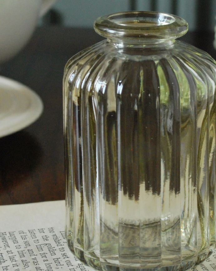 リビング雑貨　インテリア雑貨　アンティーク風のガラス雑貨、ぽってりしたフォルムが可愛いガラス瓶(グリーン)。アンティーク風のガラスビンぽってりとしたフォルムが可愛い、アンティーク風のガラス瓶。(n12-369g)