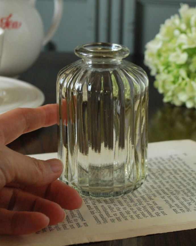 リビング雑貨　インテリア雑貨　アンティーク風のガラス雑貨、ぽってりしたフォルムが可愛いガラス瓶(グリーン)。大きさはこれくらい結構、たっぷり入るサイズ。(n12-369g)