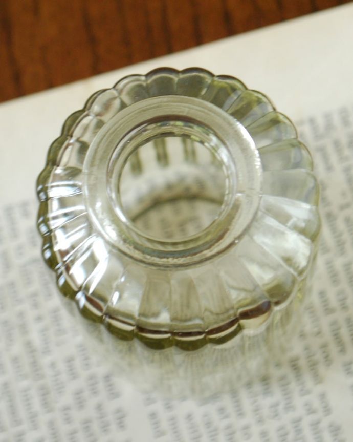 リビング雑貨　インテリア雑貨　アンティーク風のガラス雑貨、ぽってりしたフォルムが可愛いガラス瓶(グリーン)。上からみると･･･丸いフォルムに縦のストライプ模様がお花のようなデザインです。(n12-369g)