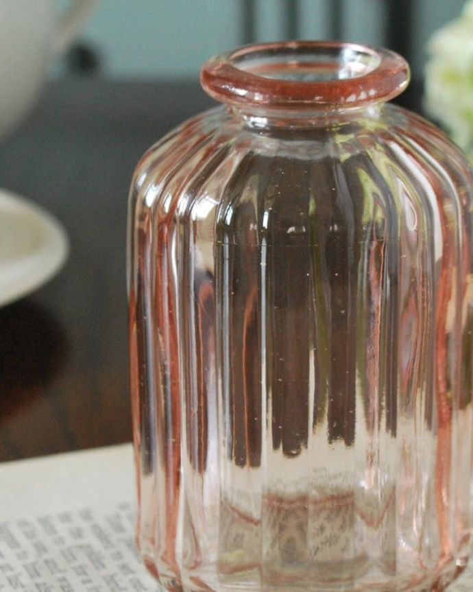 リビング雑貨 インテリア雑貨 アンティーク風のガラス雑貨、ぽってりしたフォルムが可愛いガラス瓶(ピンク)。アンティーク風のガラスビンぽってりとしたフォルムが可愛い、アンティーク風のガラス瓶。(n12-369p)