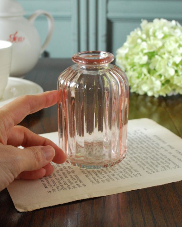 リビング雑貨 インテリア雑貨 アンティーク風のガラス雑貨、ぽってりしたフォルムが可愛いガラス瓶(ピンク)。大きさはこれくらい結構、たっぷり入るサイズ。(n12-369p)