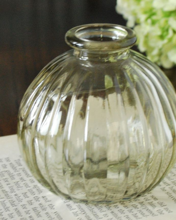リビング雑貨　インテリア雑貨　アンティーク風のガラス雑貨、ころんとしたフォルムが可愛いガラス瓶(グリーン)。アンティーク風のガラスビンぽってりとしたフォルムが可愛い、アンティーク風のガラス瓶。(n12-371g)