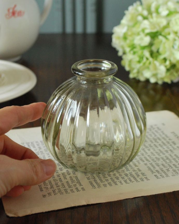 リビング雑貨　インテリア雑貨　アンティーク風のガラス雑貨、ころんとしたフォルムが可愛いガラス瓶(グリーン)。大きさはこれくらい結構、たっぷり入るサイズ。(n12-371g)