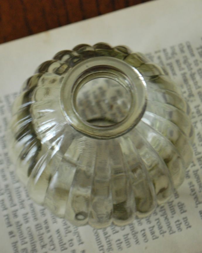 リビング雑貨　インテリア雑貨　アンティーク風のガラス雑貨、ころんとしたフォルムが可愛いガラス瓶(グリーン)。上からみると･･･丸いフォルムに縦のストライプ模様がお花のようなデザインです。(n12-371g)