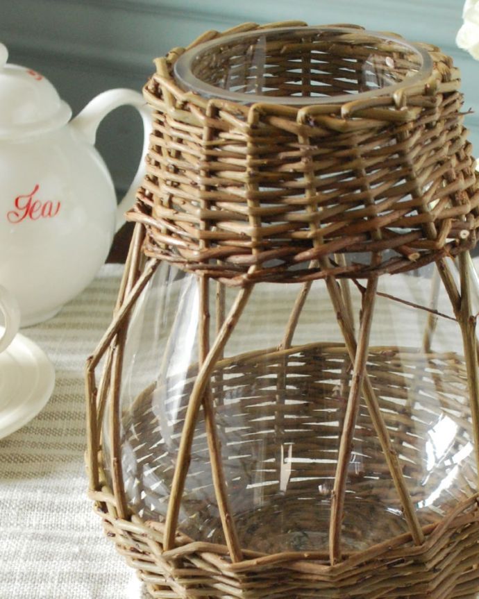 リビング雑貨　インテリア雑貨　グラスベースA-Lサイズ　ナチュラルな雰囲気のフラワーベースおしゃれなインテリア雑貨の定番、柳で編まれたウィローバスケットとガラスがコラボしたほっこりぬくもりあるフラワーベースです。(n12-373)