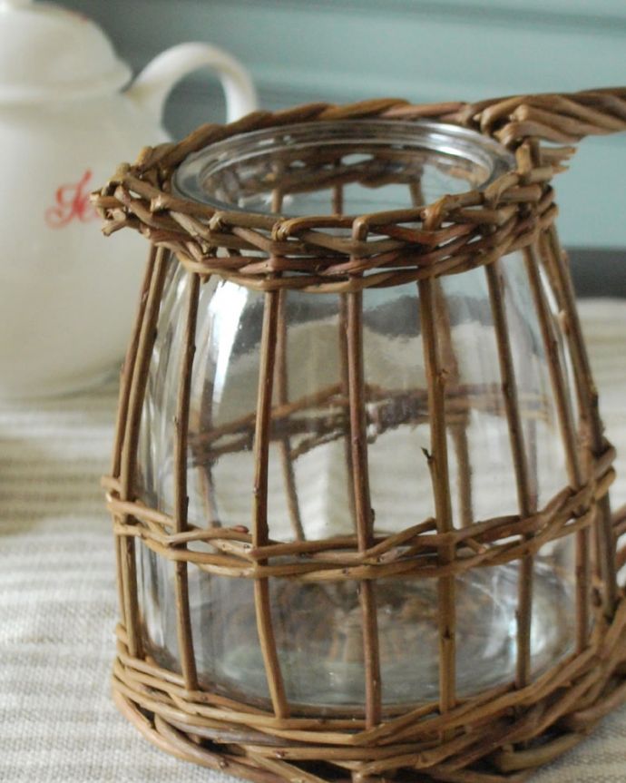 リビング雑貨　インテリア雑貨　フラワーピッチャーS　ナチュラルな雰囲気のフラワーベースおしゃれなインテリア雑貨の定番、柳で編まれたウィローバスケットとガラスがコラボしたほっこりぬくもりあるフラワーベースです。(n12-374)