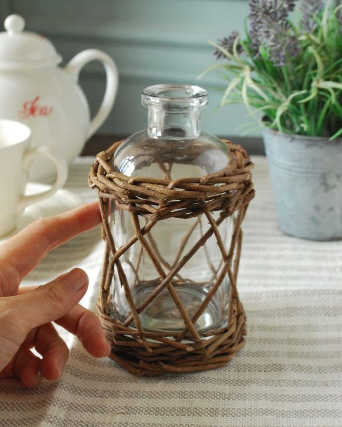 リビング雑貨　インテリア雑貨　グラスボトルA　大きさはコレくらいです置いてあるだけで絵になる可愛らしい形。(n12-376)