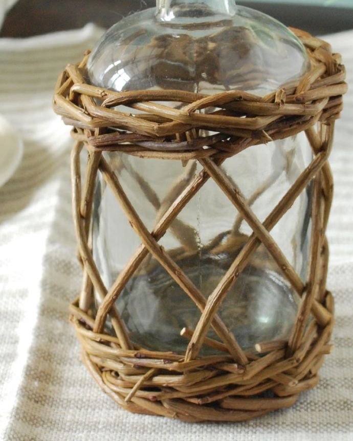 リビング雑貨　インテリア雑貨　グラスボトルB　ナチュラルな雰囲気のフラワーベースおしゃれなインテリア雑貨の定番、柳で編まれたウィローバスケットとガラスがコラボしたほっこりぬくもりあるフラワーベースです。(n12-377)