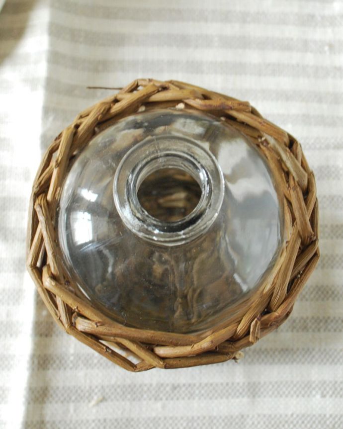リビング雑貨　インテリア雑貨　グラスボトルB　上から見るとこんな感じです天然素材のハンドメイドなので、一つ一つサイズや形が微妙に違うのもポイントです。(n12-377)