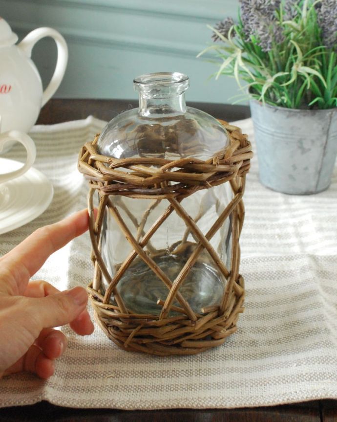 リビング雑貨　インテリア雑貨　グラスボトルB　大きさはコレくらいです置いてあるだけで絵になる可愛らしい形。(n12-377)