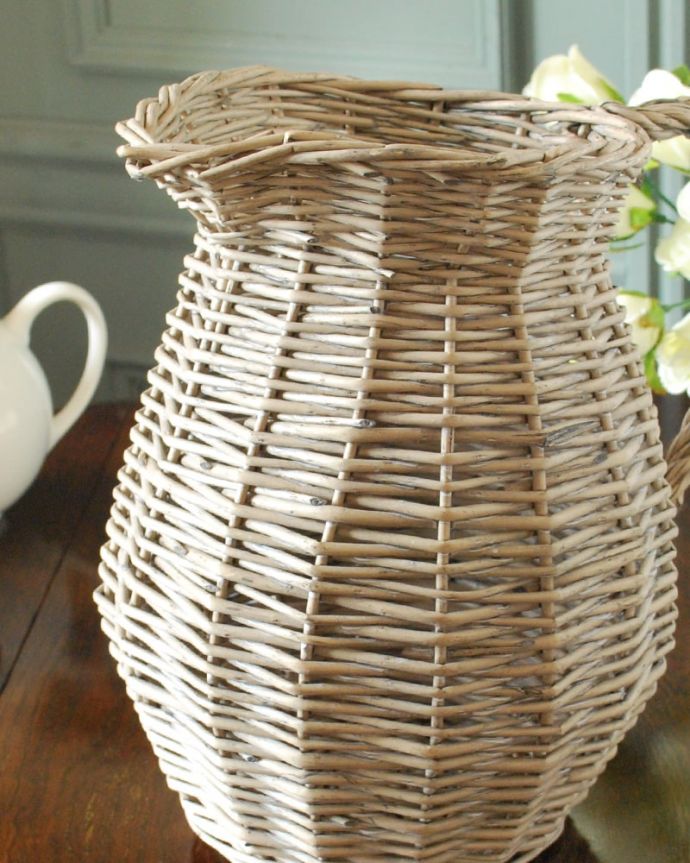 リビング雑貨　インテリア雑貨　お部屋を彩るインテリア雑貨、ピッチャー型のウィローバスケット　ピッチャー形のウィローバスケットおしゃれなインテリア雑貨の定番、柳で編まれたウィローバスケットです。(n12-379)