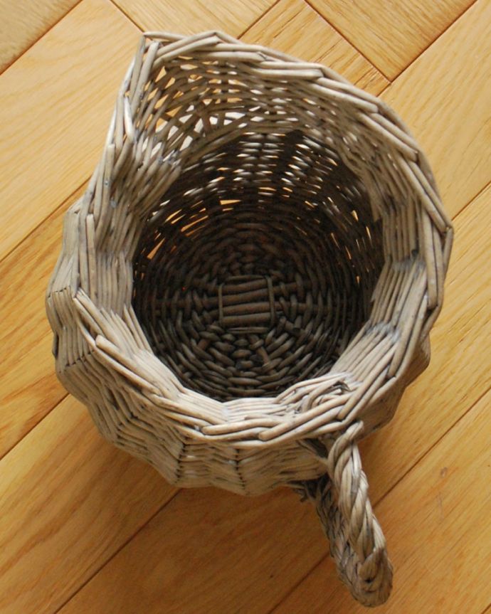 リビング雑貨　インテリア雑貨　お部屋を彩るインテリア雑貨、ピッチャー型のウィローバスケット　上から見るとこんな感じです天然素材なので、サイズに多少の誤差はあります。(n12-379)