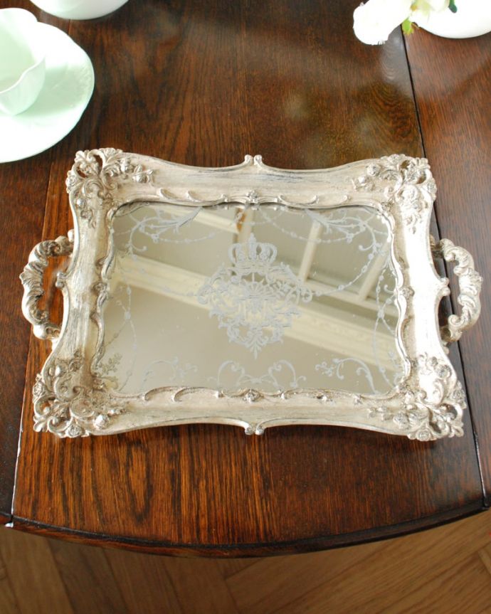 インテリア雑貨　トレイ・シルバー　上から見ると･･･ミラーの周りにもオシャレな絵が描かれています。(n12-382)