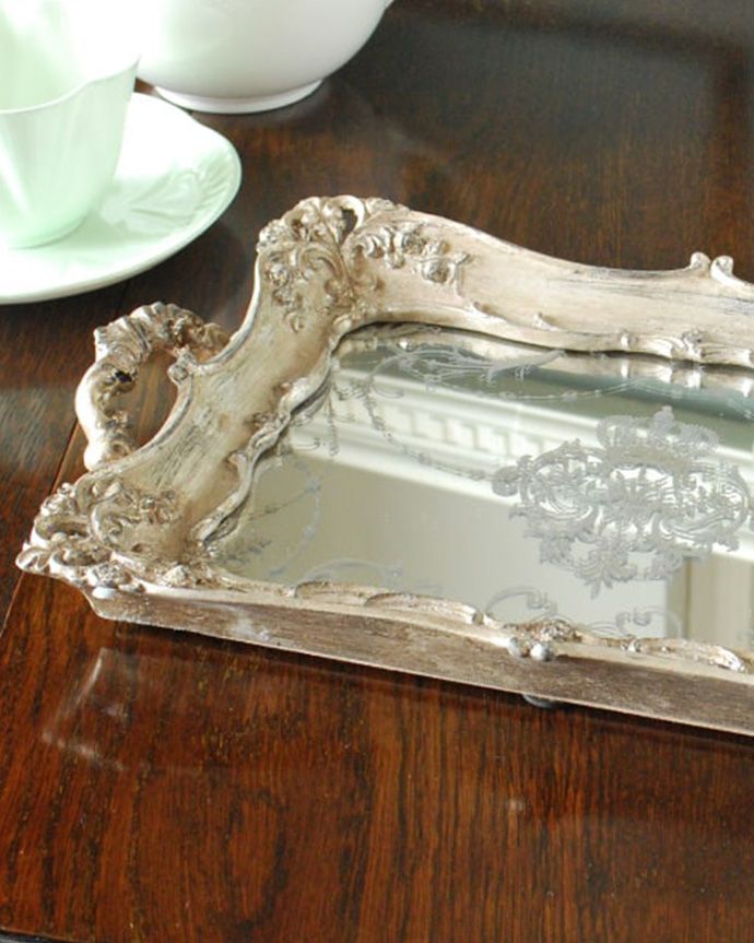 インテリア雑貨　トレー・WH　縁取りに美しい彫が入ったトレイまるで本物のアンティークの様に縁取りに可愛らしい植物の細かい彫が入っています。(n12-383)