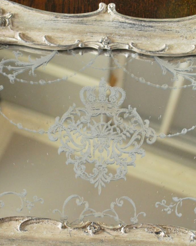 インテリア雑貨　トレイ・シルバー　縁取りに美しい彫が入ったトレイまるで本物のアンティークの様に縁取りに可愛らしい植物の細かい彫が入っています。(n12-382)